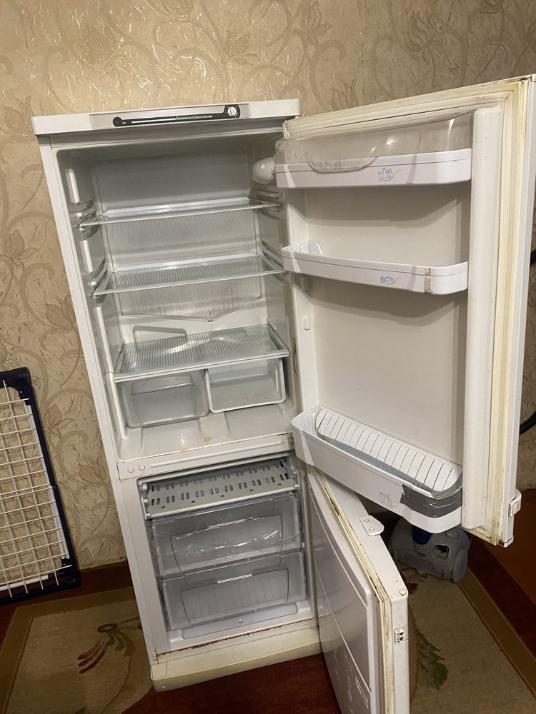 Продам холодильник indesit