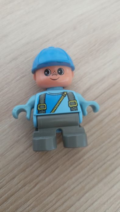 LEGO Duplo chłopiec z niebieską czapką.