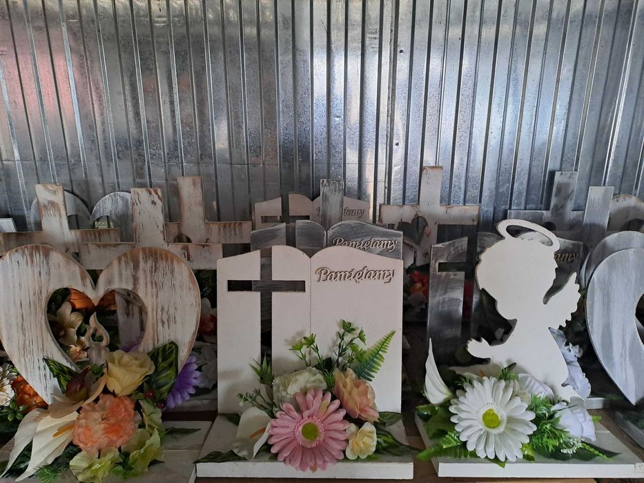 Stroiki na drewnie  wiązanki kompozycja  na grób cmentarz