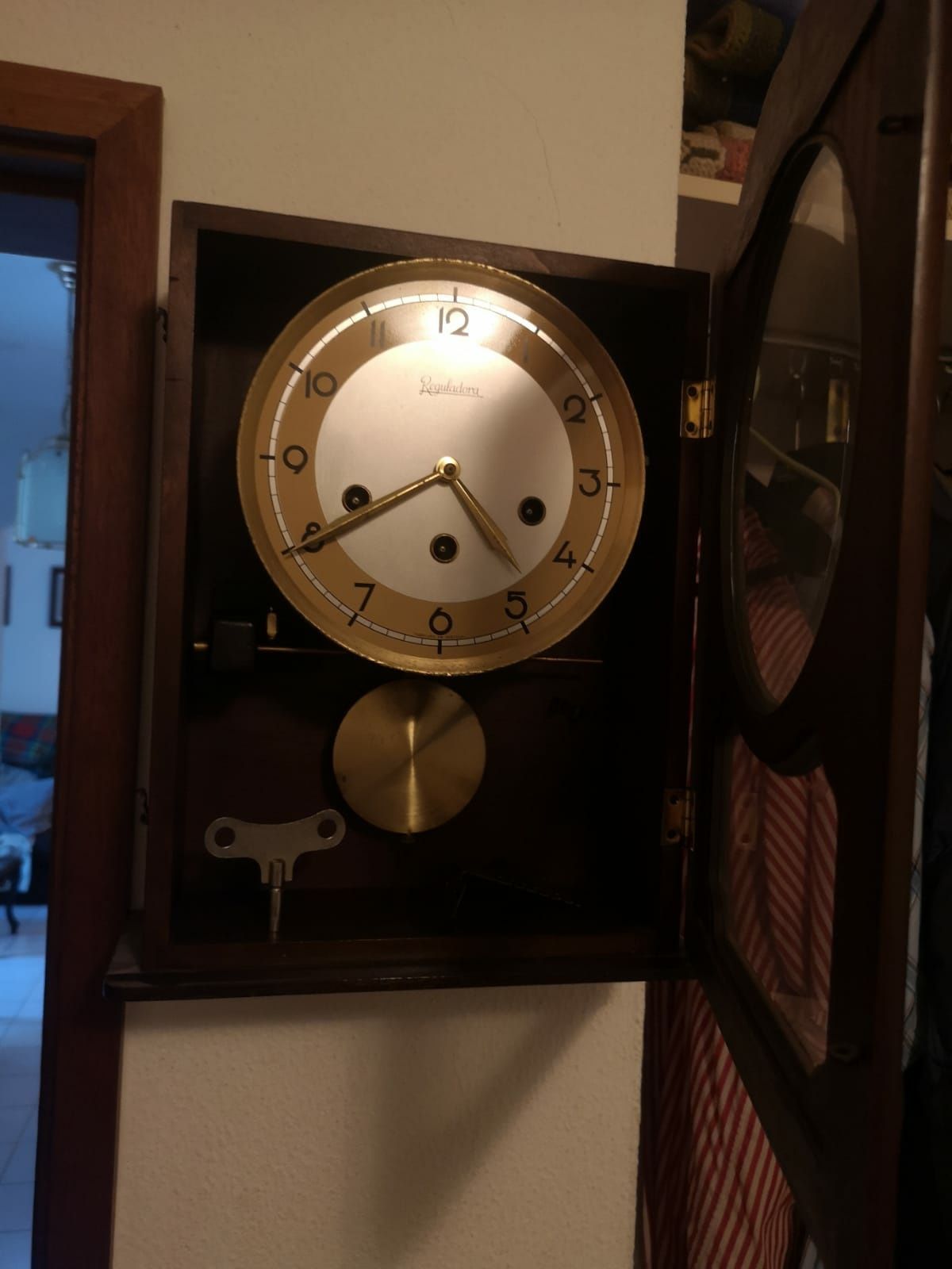 Relógio antigo de pêndulo