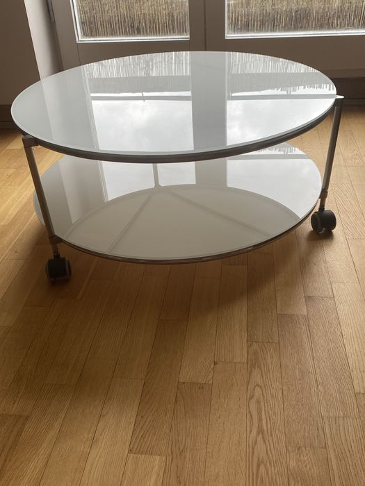 Stolik kawowy Ikea, na kólkach, z dolna półką