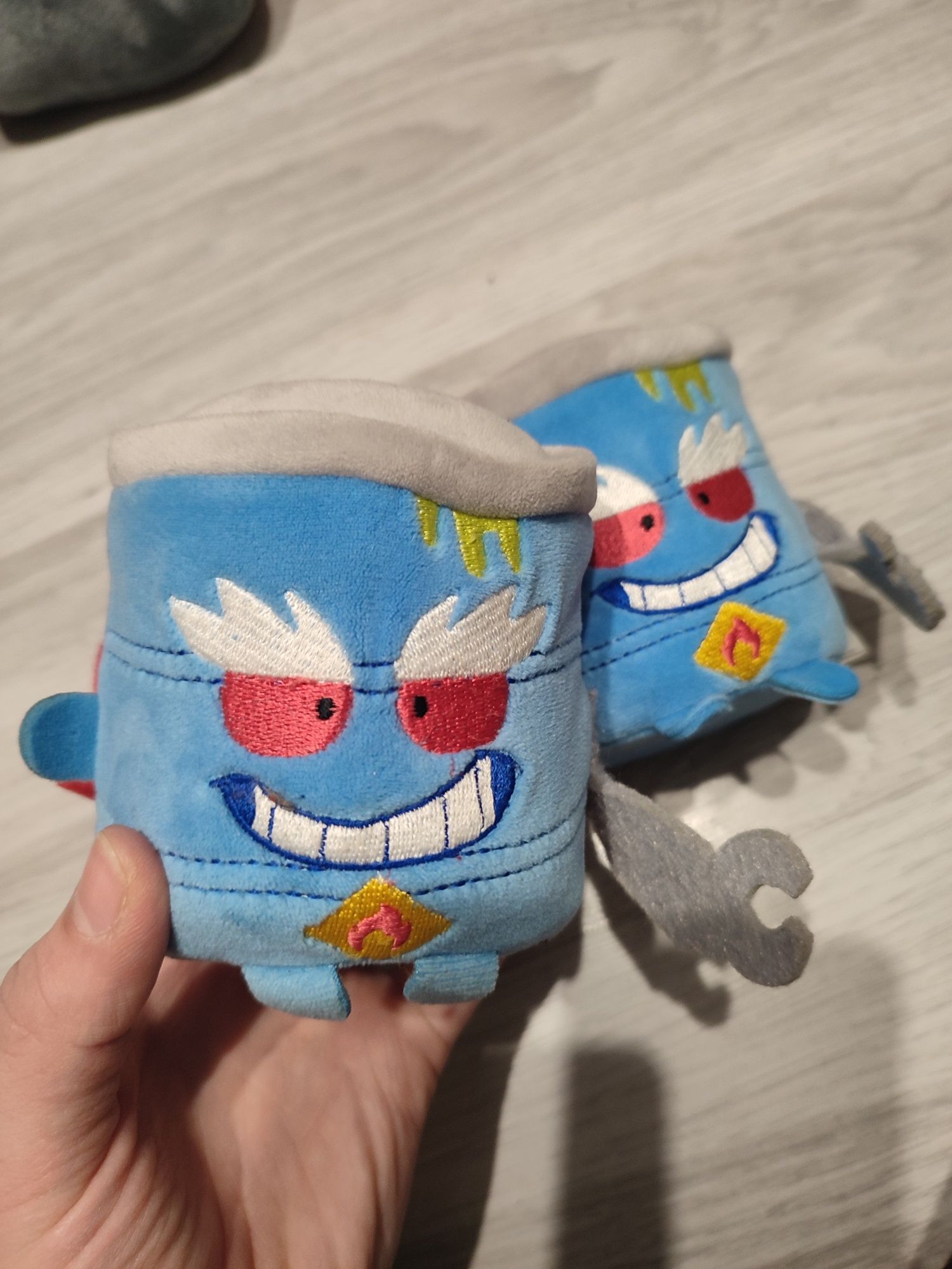 Dwie maskotki super zings