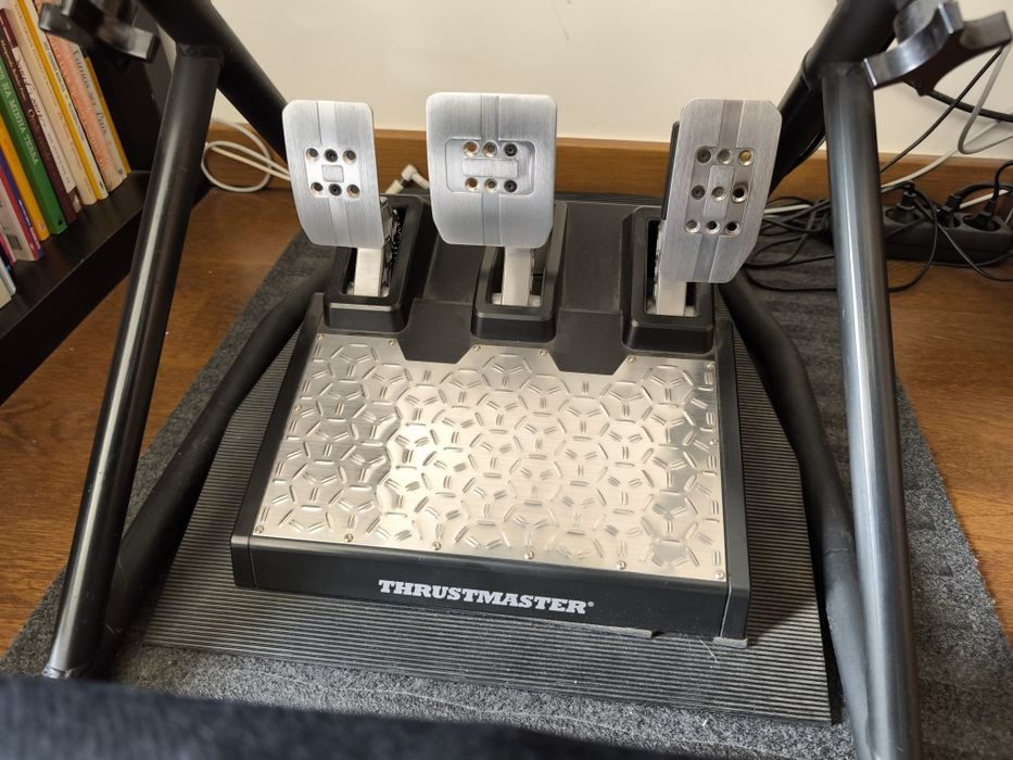 Cockpit Obutto com volante Thrustmaster T300 e pedais T-LCM