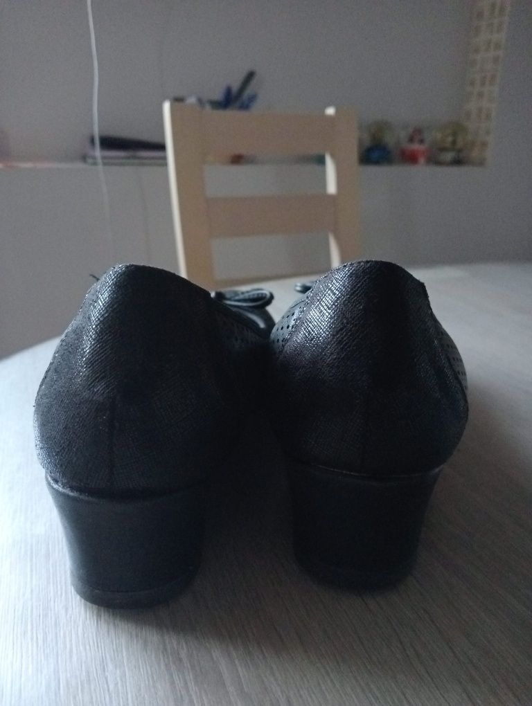 Eleganckie buty ażurowe