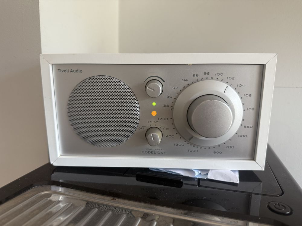 Radio biale Tivoli Audio model one
