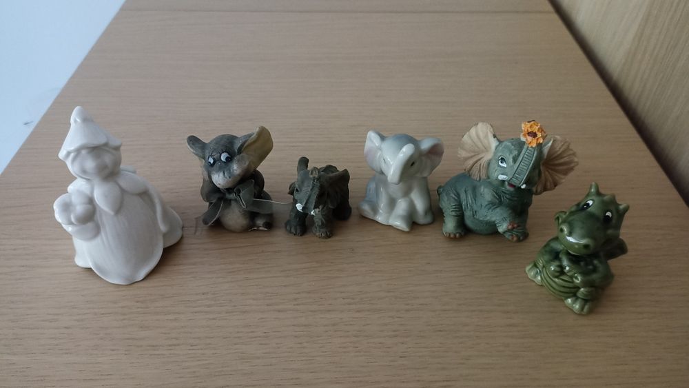 Zestaw sześciu figurek: słoniki, smok i dzwonek