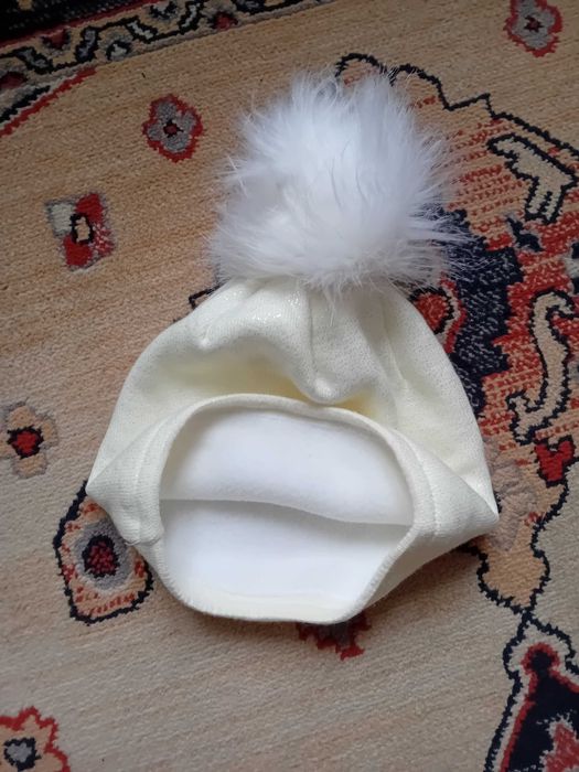 bardzo ciepła  czapeczka na spodzie  z pomponem , nieużywana