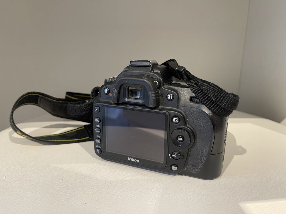 Цифровий дзеркальний фотоапарат Nikon D90.