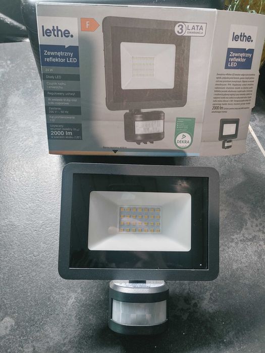Reflektor zewnętrzny LED 24 W z czujnikiem nowy