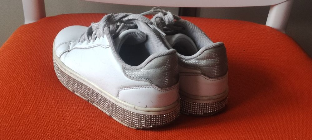 Кросівки зі стразами на підошві 32 розмір.