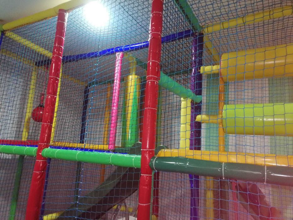 Playground usado com escorrega, rampa, bolas e vários obstáculos