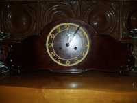 Stary zegar kominkowy w trakcie restauracji