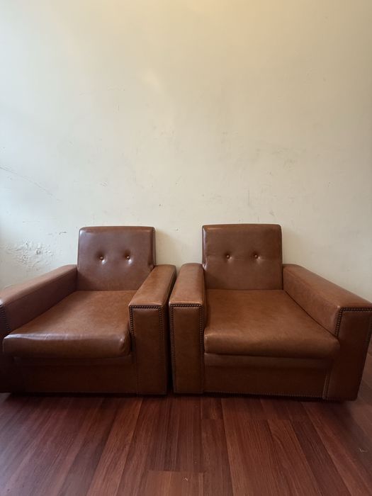 Dois cadeirões castanhos