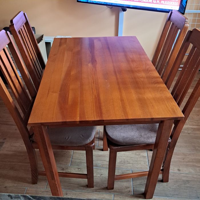 Stół 4 krzesła drewno.