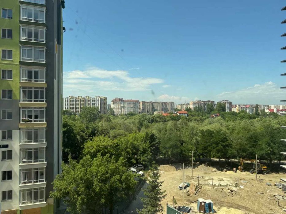 Простора однокімнатна з видом на річку