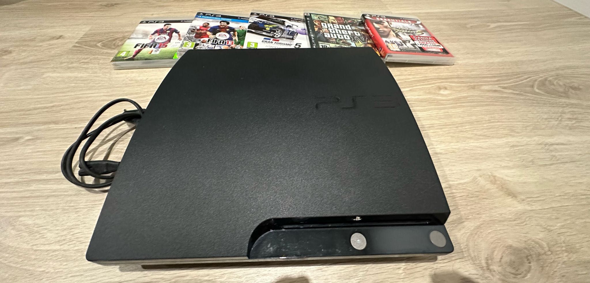 Consola PS3 Slim 160GB + 5 Jogos Originais