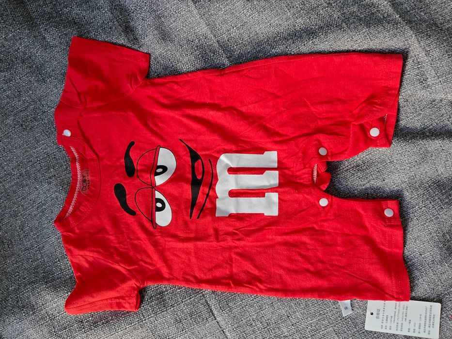 Czerwony ramper z krótkim rękawem, z podobizną