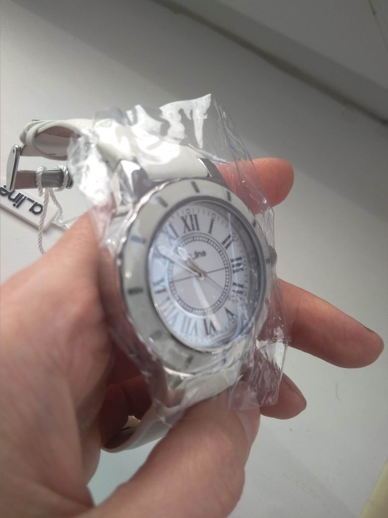 Продаю белые женские часы нержавеющая сталь кожаный ремень