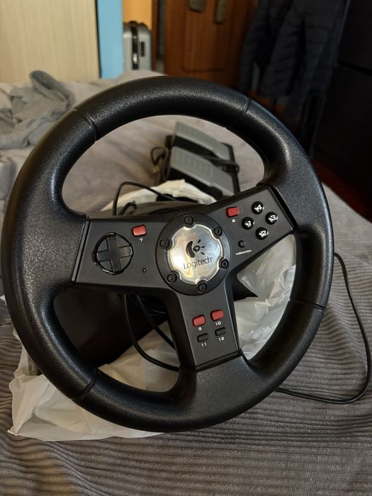 Volante Logitech c Pedais