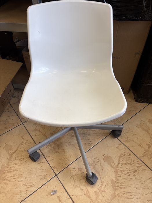 Krzesło obrotowe biale plastikowe Ikea Snille