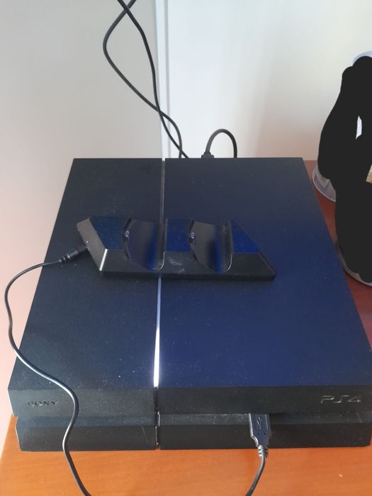 Vendo Ps4 (como nova) Jogos + 2 comandos