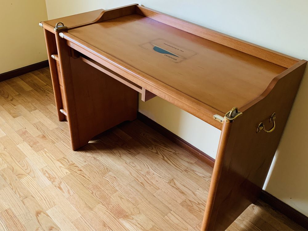 Quarto completo com 2 camas + secretária