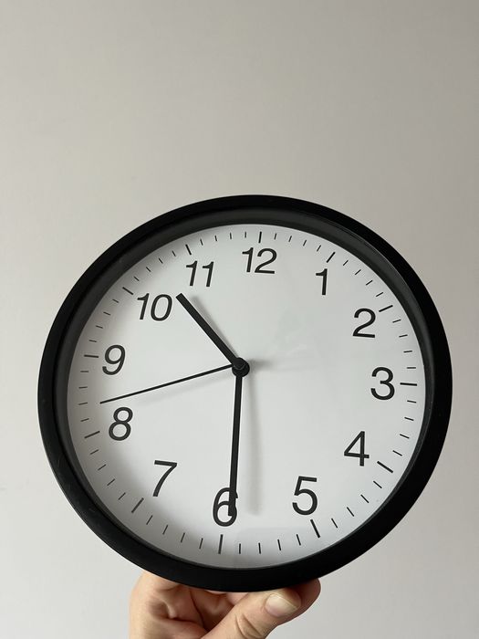 Okrągły czarny zegar