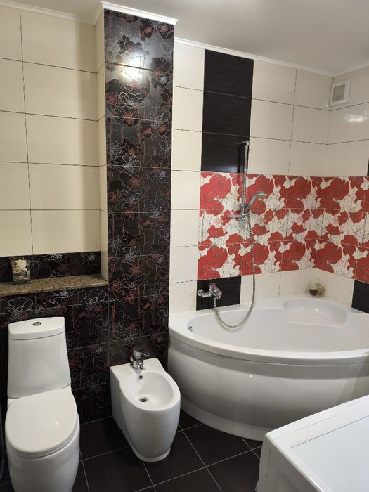 ЛЮКС . .Недалеко від центру. Біля медичного університету ім.