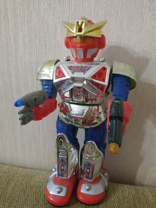 Игрушка робот на батарейках