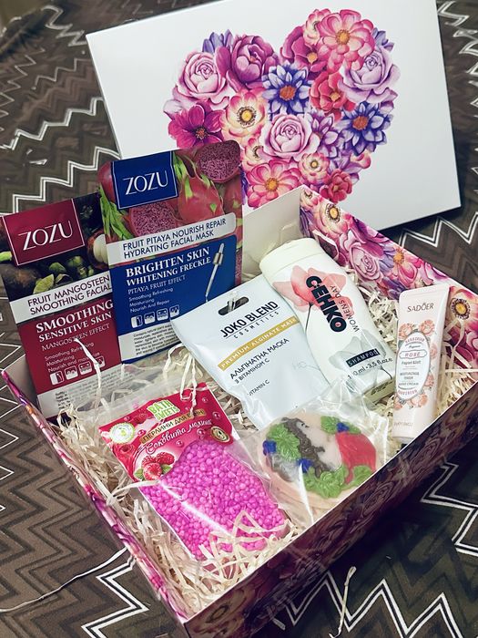 Подарунок. Подарунковий набір в яскравій коробці для жінок, дівчат