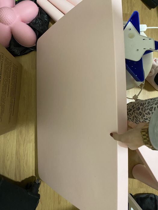 Cama KRITTER e mesa, cadeira e banco MAMMUT rosa