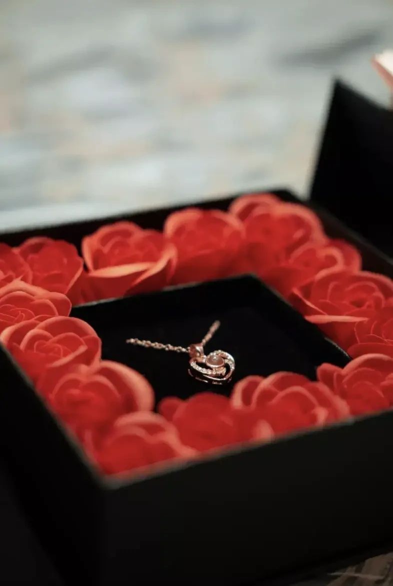 Подарочный набор 16 красных роз из мыла  и кулоном с проекцией.