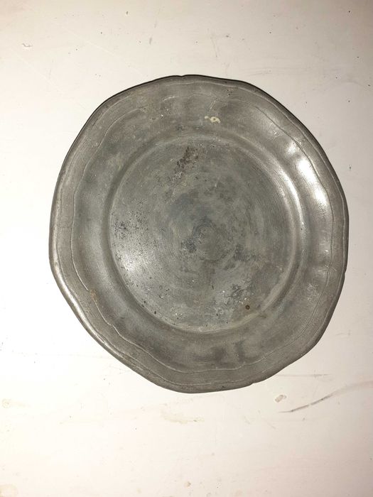 Prato antigo de estanho