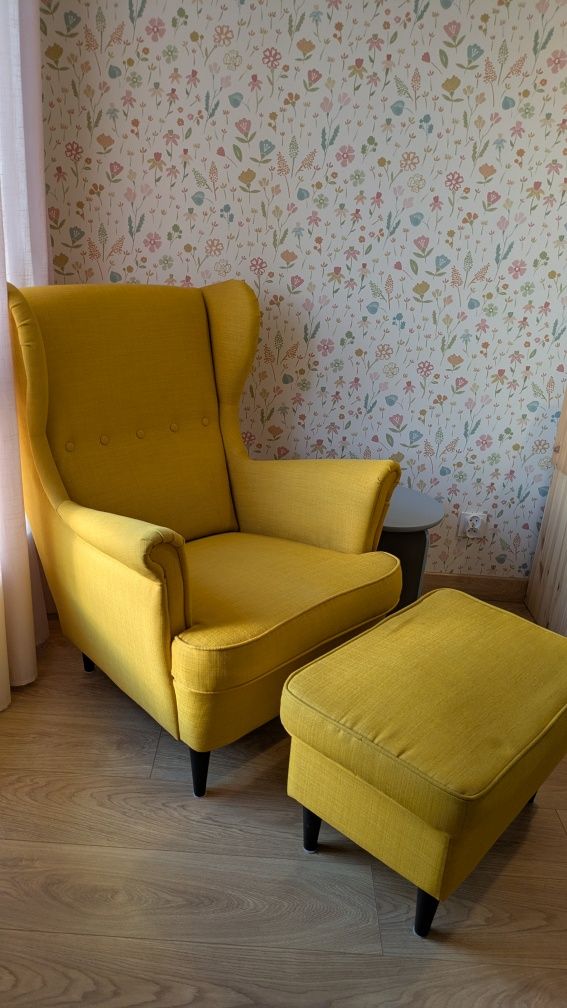 Fotel uszak z podnóżkiem żółty IKEA STRANDMON