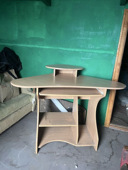 Стіл компʼютерний