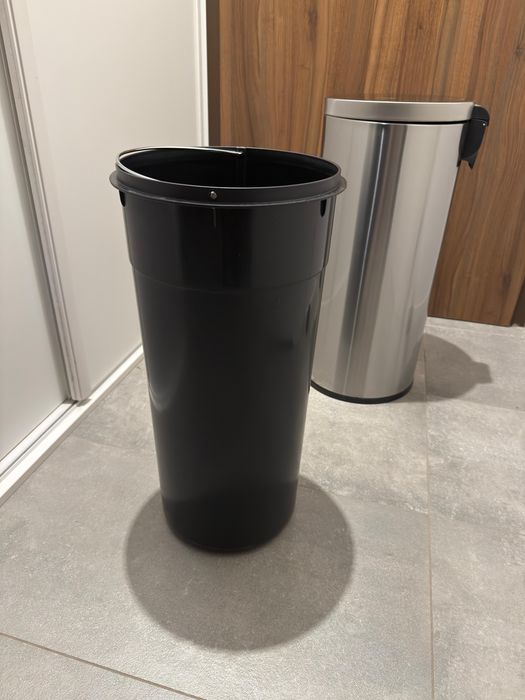 Kosz na smieci stojacy srebrny