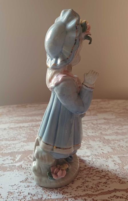 Porcelanowa dziewczynka z misien
