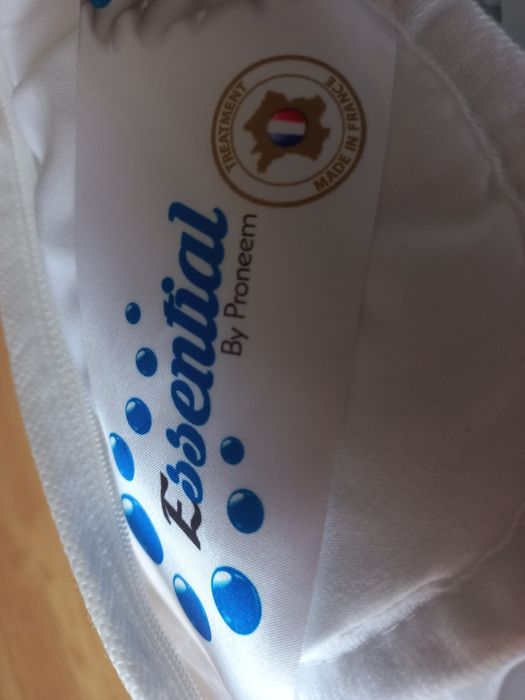 Edredão tamanho grande (240x220), branco, material muito macio.