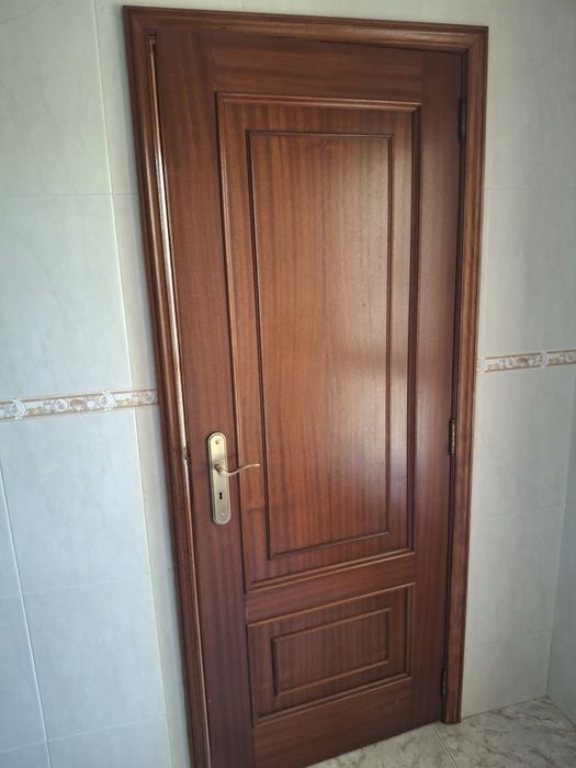 Porta de madeira completa
