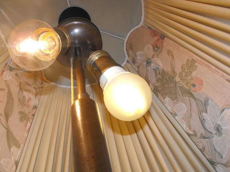 Ładna, mosiężna lampa podłogowa z abażurem