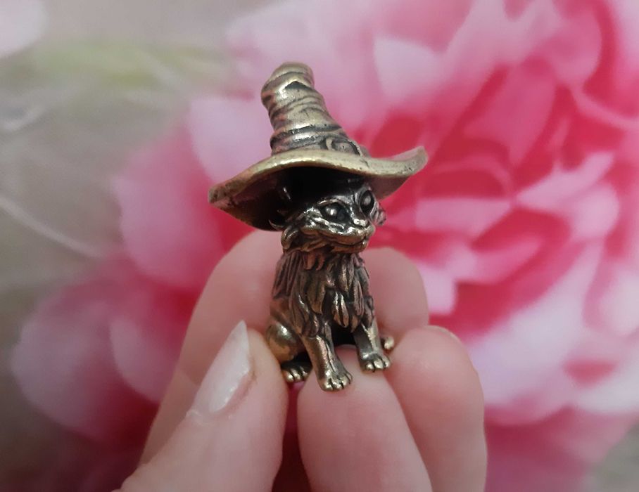 Figurka z mosiądzu magiczny kot w kapeluszu czarodzieja