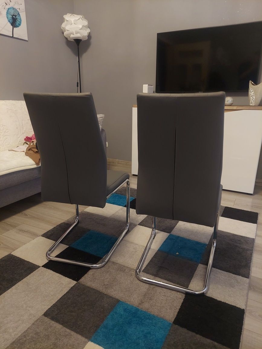 Komplet krzesł jadalnia salon