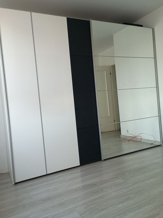 Duża szafa z lustrem.