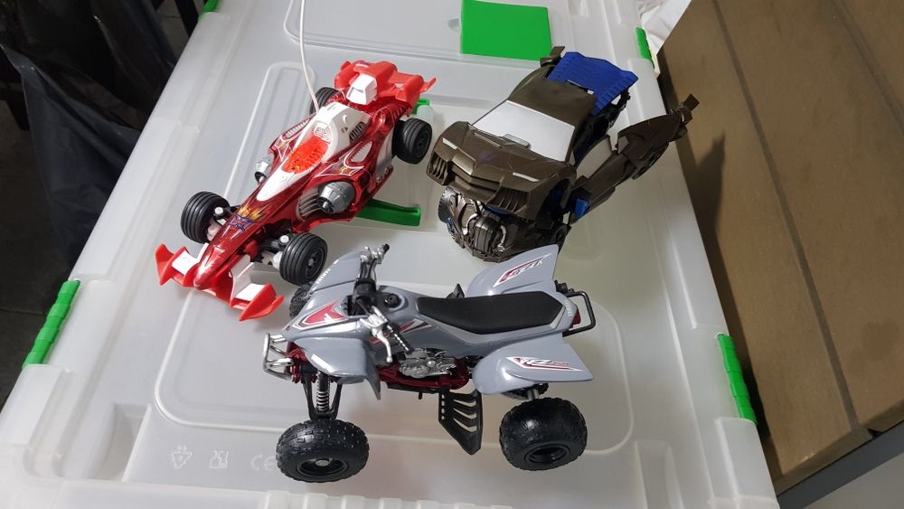 Três carros de brincar, como novos por 10€