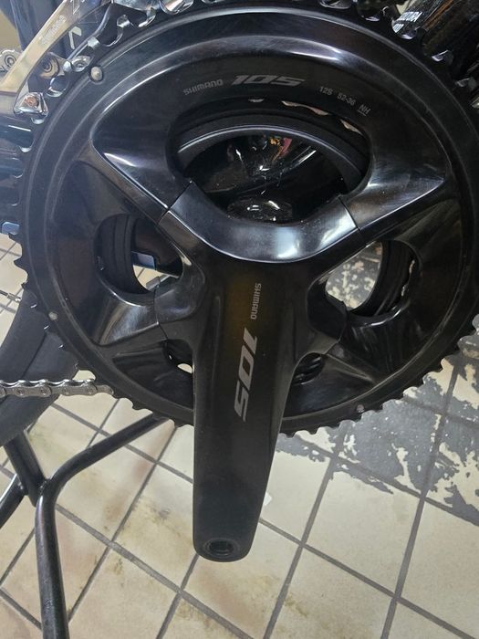 Varios pedaleiros de estrada