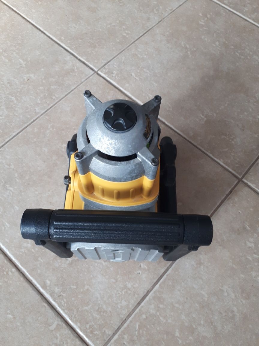 REZERWACJA DeWALT
niwelator laserowy DW071 na trzy baterie LR20