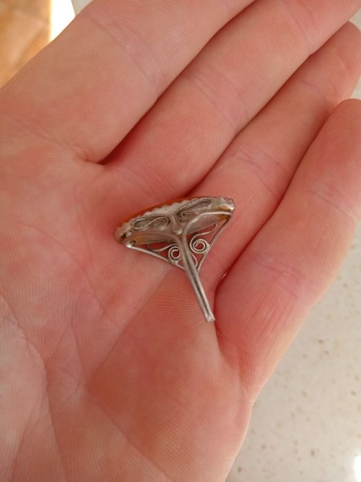 Pierścionek damski z żółtym oczkiem