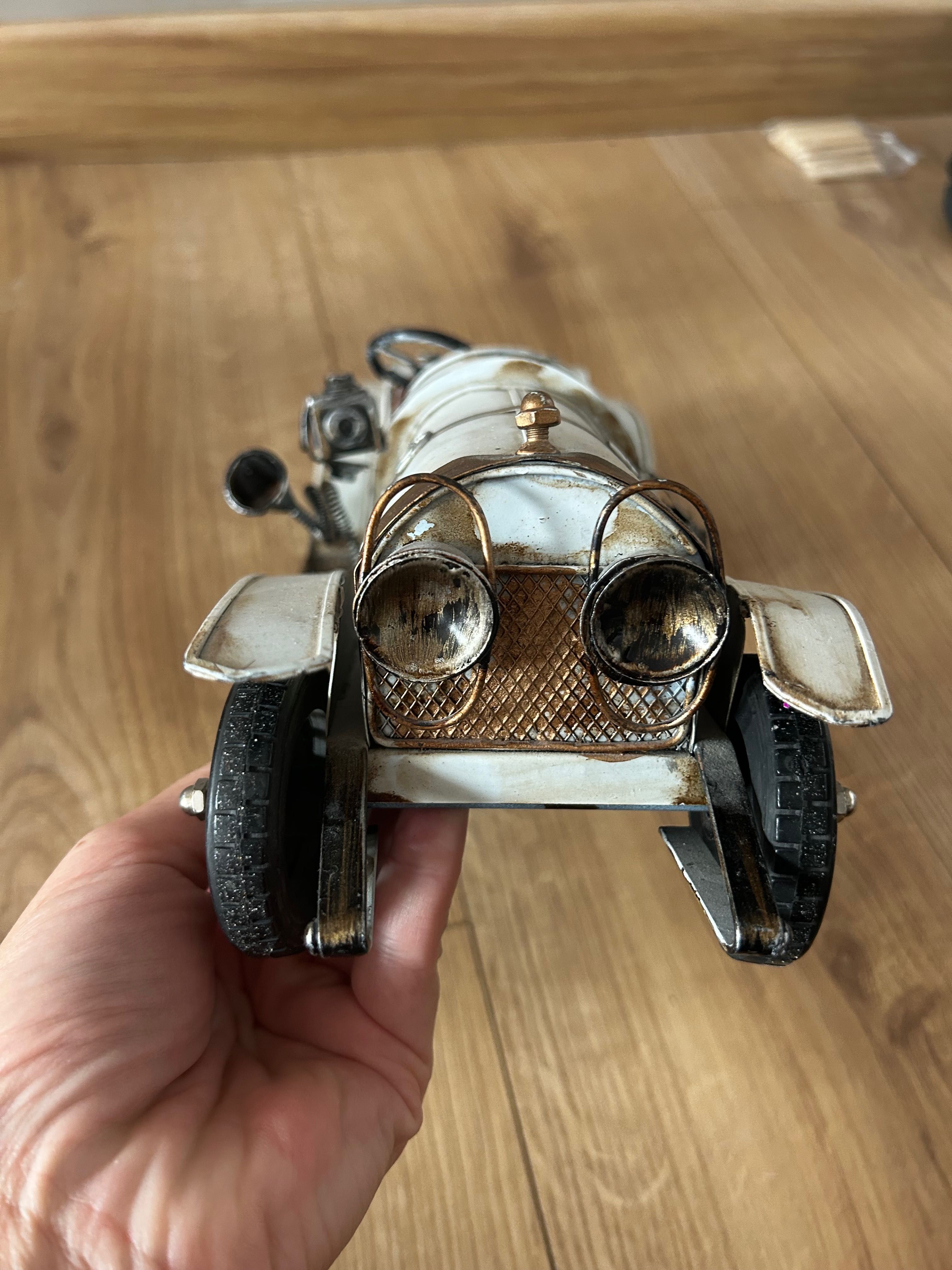 Auto metalowe w stylu retro