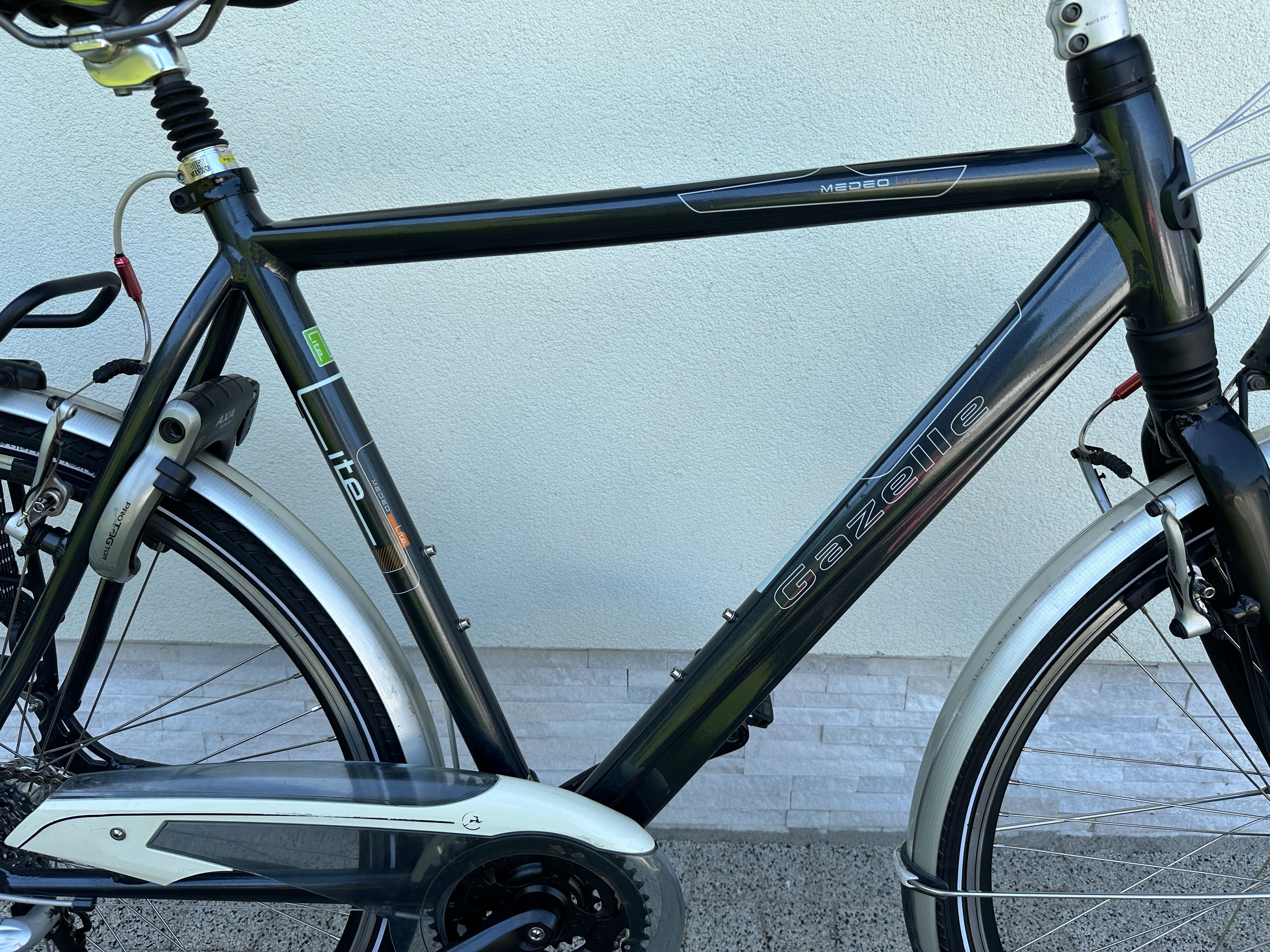 Rower GAZELLE MEDEO - trekking, koła 28, Deore 3x8, 2 x amor, prądnica