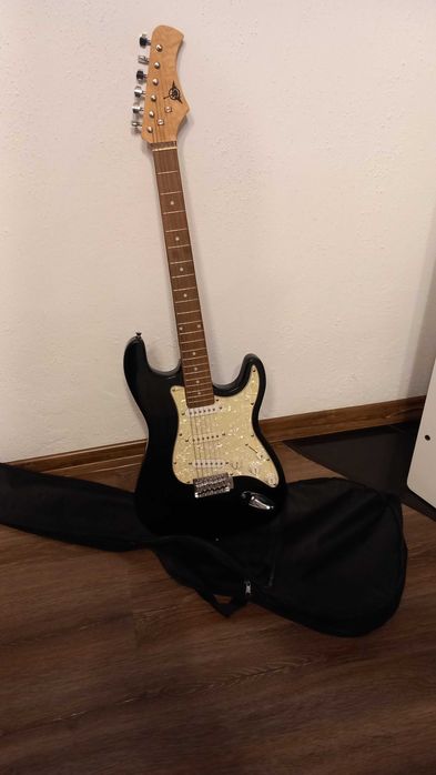 Mikołaj! Gitara typu Fender Stratocaster i wzm. GA 20  Watt
